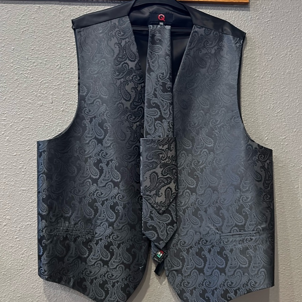 NWT Q Brand Vest With Tie Size XXL